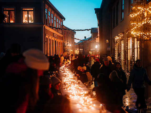 Julebyen Mosjøen med blant annet verdens lengste julegrøtbord arrangeres hvert år i midten av desember, og arrangementet eies av MNF.