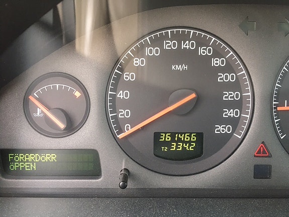 Volvo V70 3 of 7