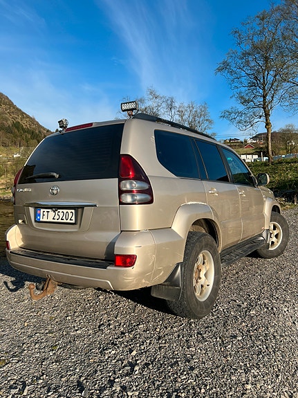 Toyota Land Cruiser 7 of 12
