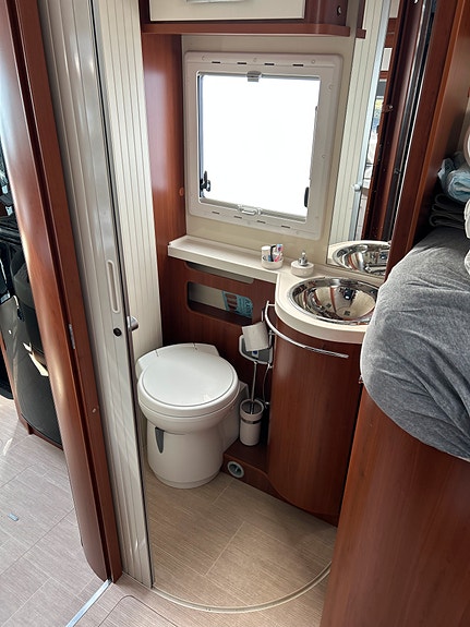 Mobilvetta K-Yacht Tekno Line 85 | lav km | ny reg. reim 24/4-26 | fukt- og gasstestet 7/8-25 | meget velholdt | enkle senger og senkeseng 28 of 30