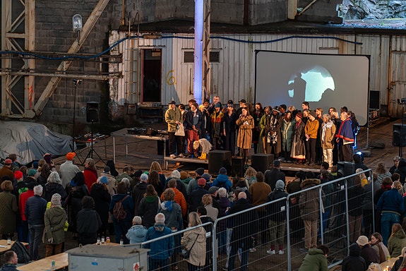 Nordnorsk kunstnersenter står også bak Lofoten internasjonale kunstfestival - LIAF. Her fra åpningen av fjorårets festival «Gnistsambandet», kuratert av Kjersti Solbakken. Foto: Kjell Ove Storvik