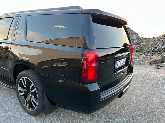 Chevrolet Suburban 14 of 30