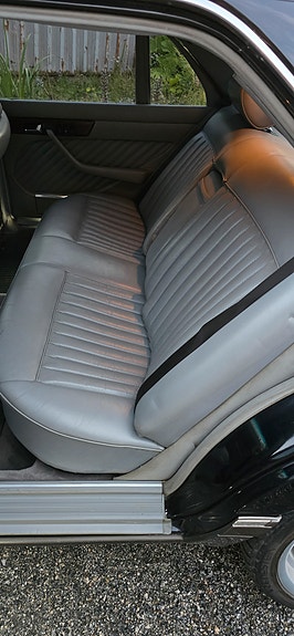 Mercedes-Benz 560 SEL 21 of 28