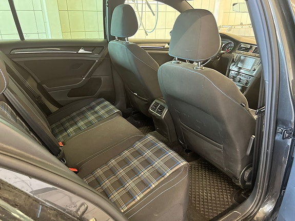 Volkswagen Golf VII 10 of 11