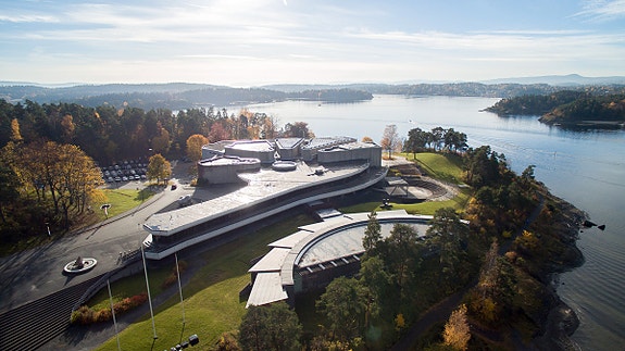 Henie Onstad Kunstsenter ligger vakkert til ved Oslofjorden.