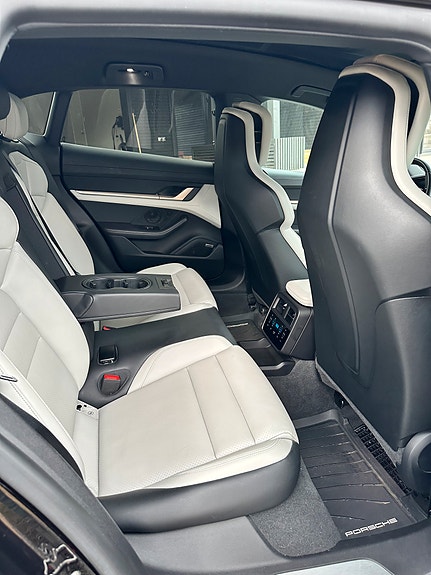 Porsche Taycan Cross Turismo 19 of 30