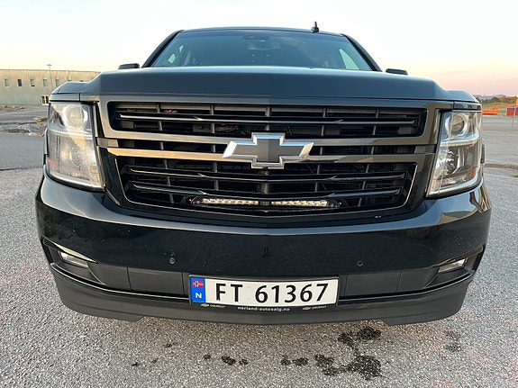 Chevrolet Suburban 4 of 30