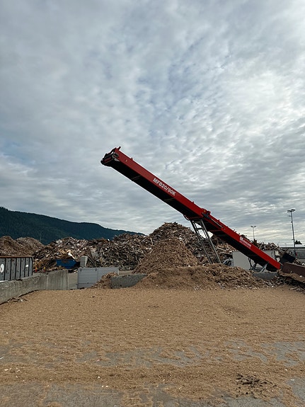 Trevirke kvernes for så å sendes til materialgjenvinning.