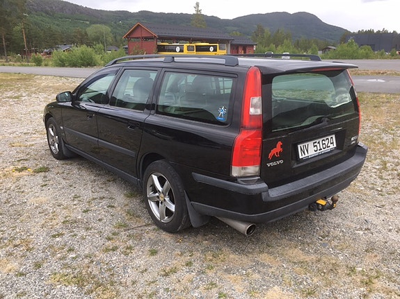 Volvo V70 2 of 7