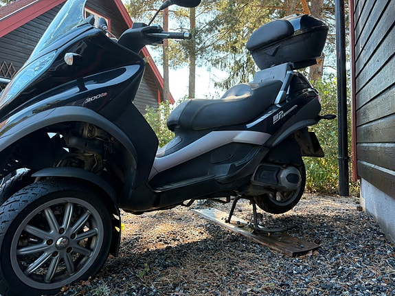 Piaggio MP3 300 LT 4 of 11