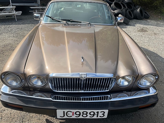Jaguar XJ 12 of 25