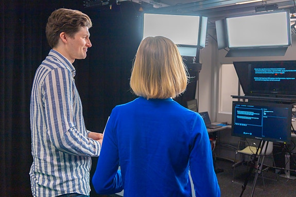 To kolleger presenterer på webinar