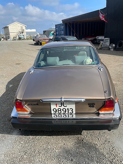 Jaguar XJ 9 of 25