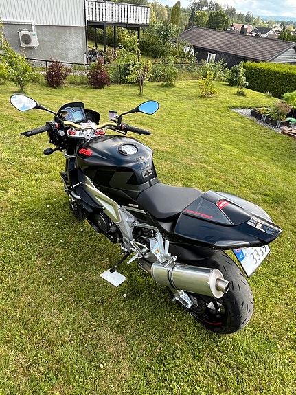 Aprilia Tuono 1000 R 6 of 12