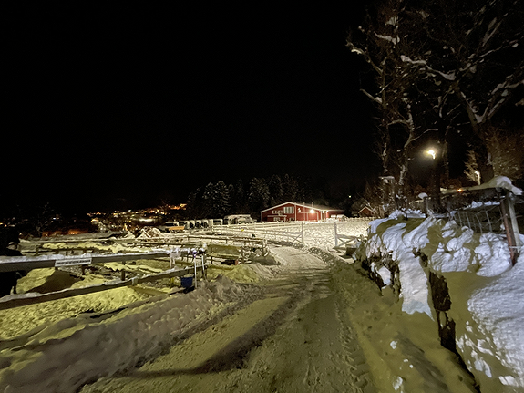 Anlegget består av to ridehaller og to utebaner