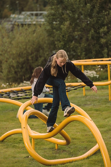 Ungdom i aktivitet i Trysil-Knuten, en aktivitetspark som åpnet høsten 2024