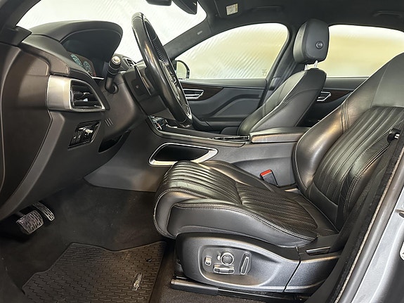 Jaguar F-PACE 11 of 28
