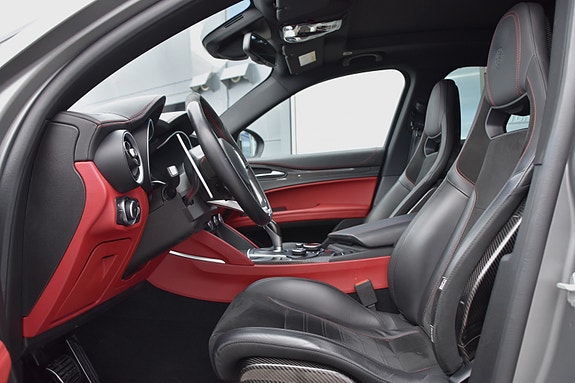 Alfa Romeo Stelvio Quadrifoglio 14 of 30