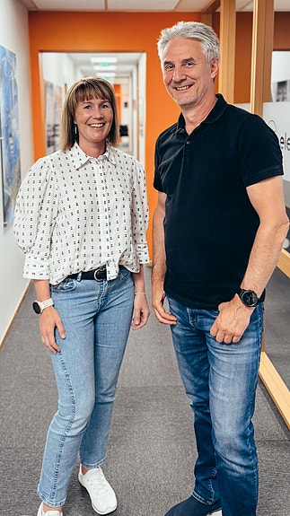 Laila trives godt på jobb som økonomiansvarlig, og synes Dag Erik fortjener ros for sitt lederskap i bedriften.