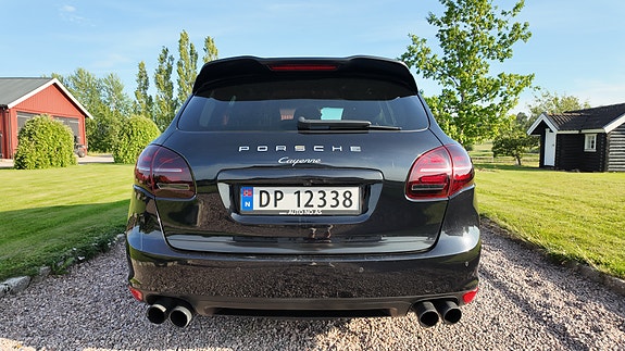 Porsche Cayenne 4 of 5