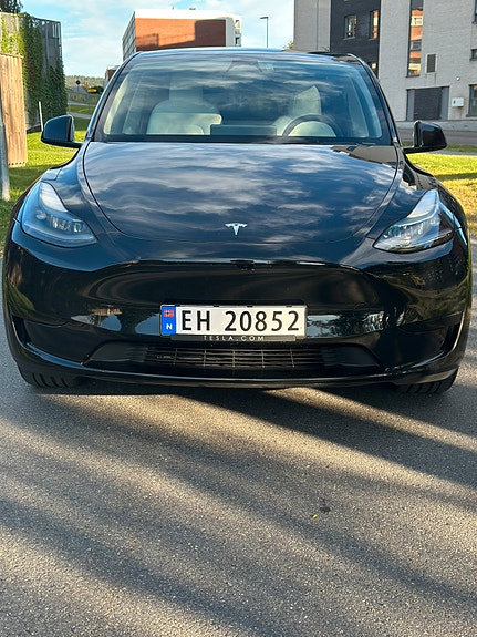 Tesla Model Y 4 of 30