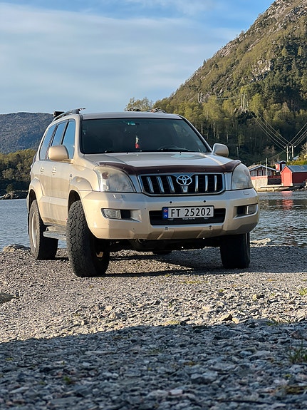 Toyota Land Cruiser 4 of 12