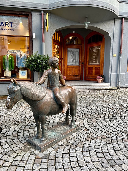 Flere gode parkeringsmuligheter i området rundt klinikken. Lett å komme til for dem som benytter seg av offentlig transport