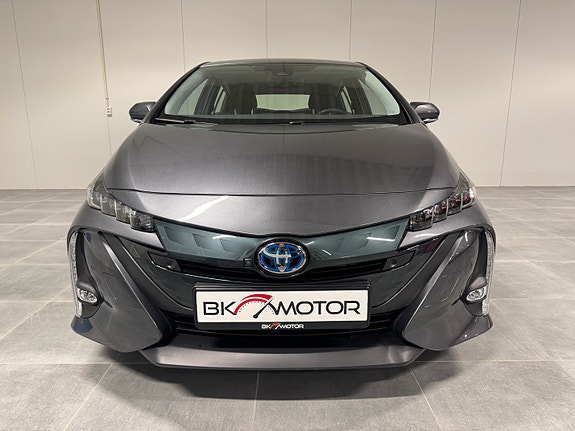 Toyota Prius Plug-in Hybrid 8 of 30