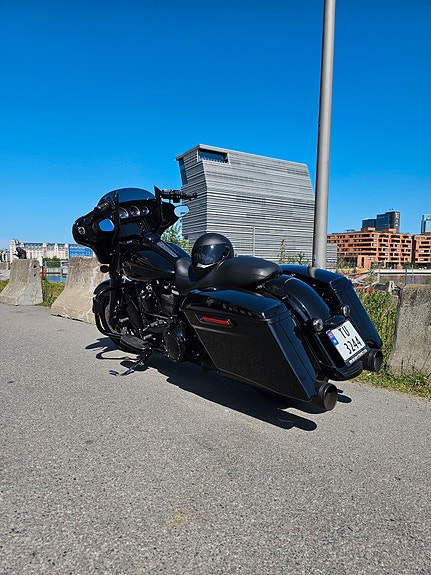 Harley-Davidson Street Glide Special Custom Black Edition 2 of 21
