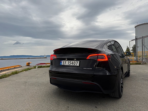 Tesla Model Y 2 of 24