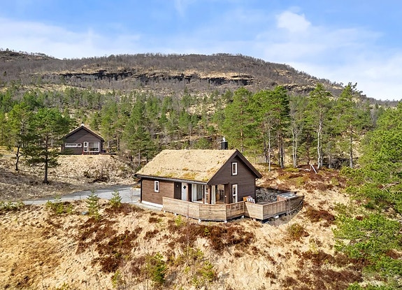 Til leie - Moderne helårshytte med kort vei til Hardangerfjorden og Strandebarm