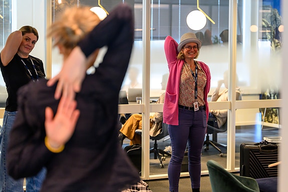 Bare oss som strekker på kontorkroppene våre.