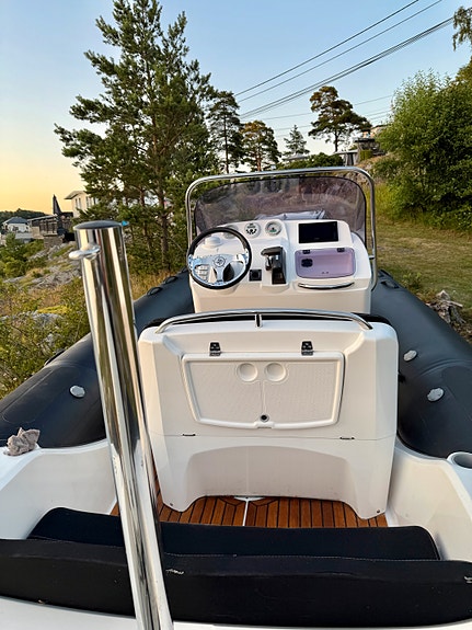 Brig Eagle 650 - Strøken kvalitetsrib med 175 hk Evinrude 24 of 30