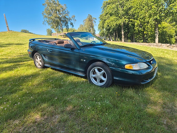 Ford Mustang 2 of 5