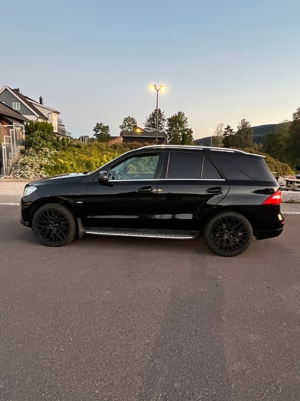 Mercedes-Benz ML250 2 of 26