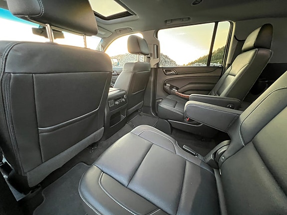 Chevrolet Suburban 27 of 30