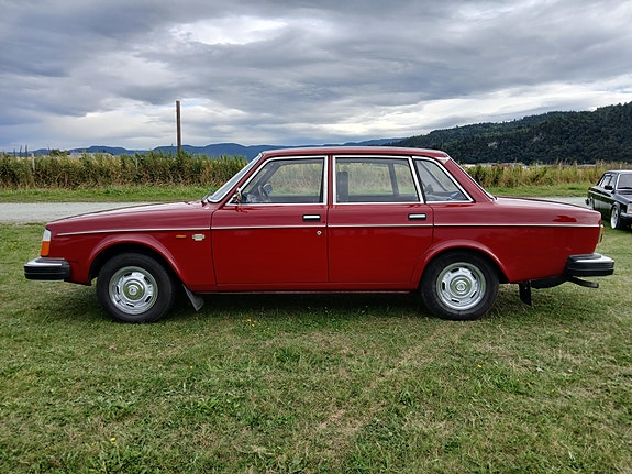 Volvo 240 2 of 5