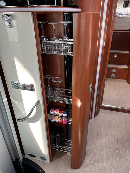 Mobilvetta K-Yacht Tekno Line 85 | lav km | ny reg. reim 24/4-26 | fukt- og gasstestet 7/8-25 | meget velholdt | enkle senger og senkeseng 23 of 30
