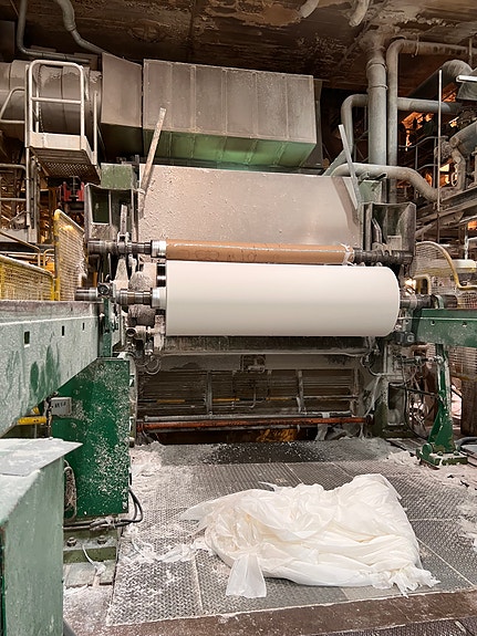 Vi produserer vårt eget papir av friskfiber.