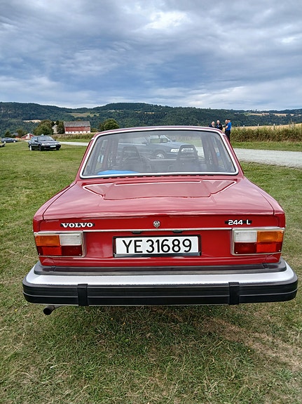 Volvo 240 4 of 5