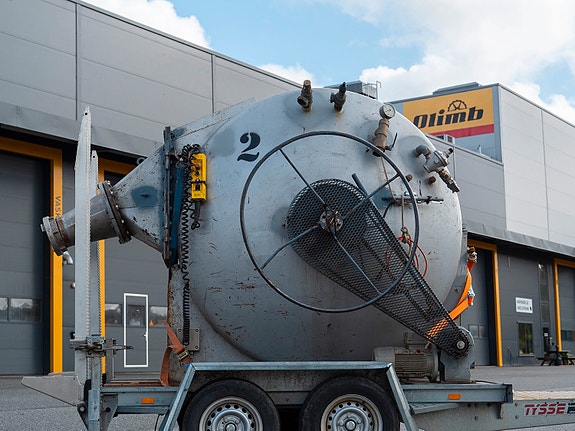 Trykktankene ("kulene") som vi bruker til rørfornying må vedlikeholdes for å sikre vår daglige drift.