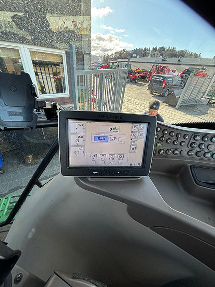 John Deere 6125R 50 KM, Trinløs, GPS ready, laster 2013, kr 749 000,-