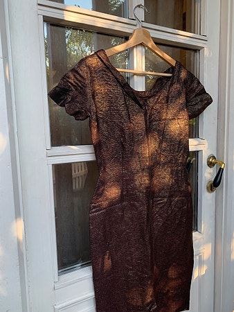 Vintage Wonders – Aubergine & Gold | En selskapskjole for sofistikerte sjeler