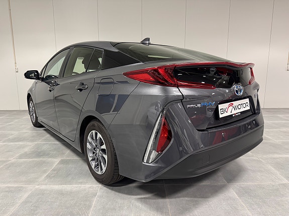 Toyota Prius Plug-in Hybrid 16 of 30