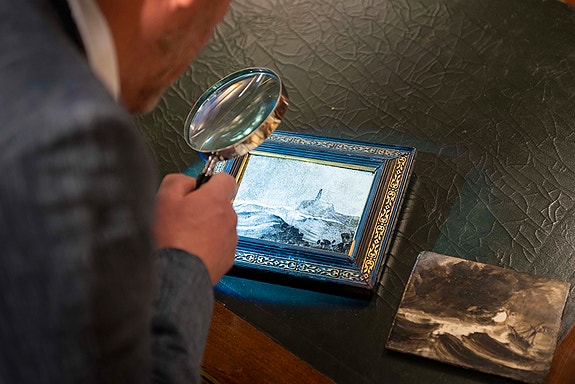 Kunstekspert undersøker et maleri