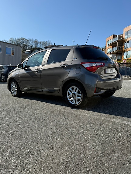 Toyota Yaris 4 of 5