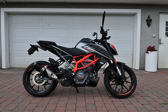 KTM 125 Duke 2 of 5