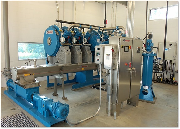 Installasjon av Fournier Rotary Press avvanningsutstyr med kontrollpanel.