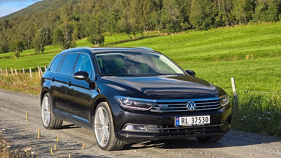 Volkswagen Passat 3 of 30