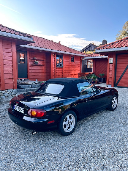 Mazda MX-5 4 of 5
